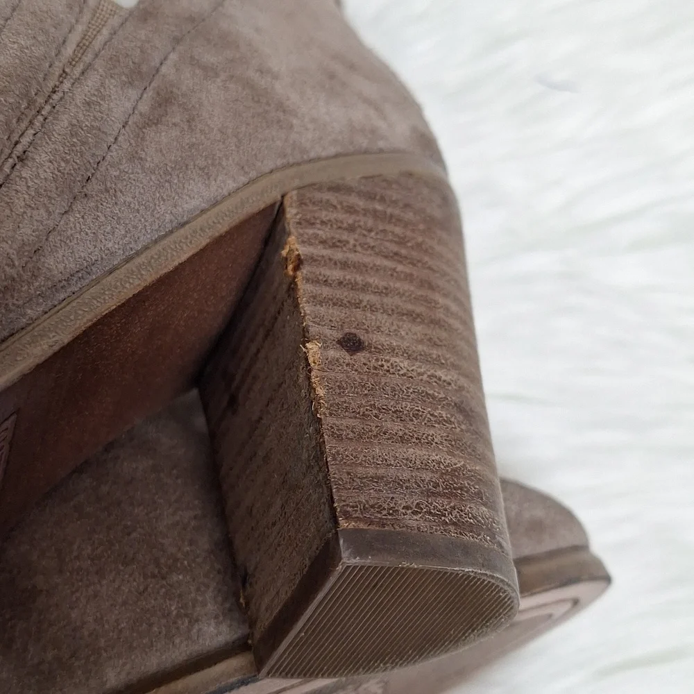VINCE CAMUTO Francia Taupe Suede Leather Stacked Block Heel Bootie